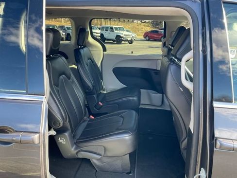 Used 2023 Chrysler Pacifica Touring-L FWD image 30