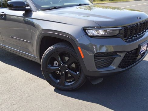 Used 2023 Jeep Grand Cherokee Altitude image 3