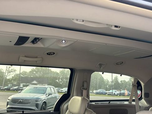 Used 2009 Chrysler Town & Country Touring FWD image 11