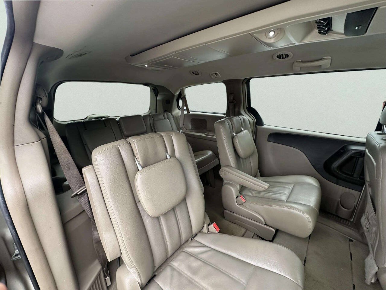 Used 2014 Chrysler Town & Country Touring FWD image 17