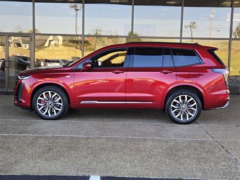 Used 2024 Cadillac XT6 Sport w/ Technology Package image 3
