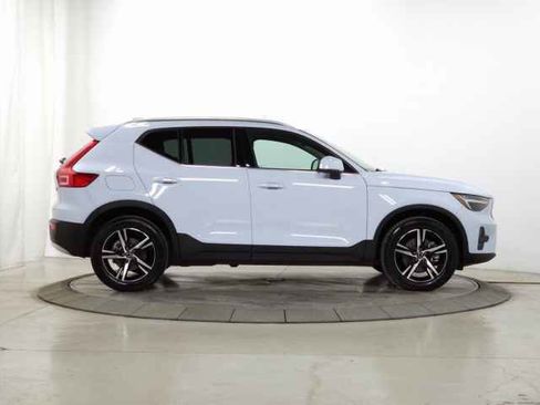 Certified 2025 Volvo XC40 B5 Core image 11