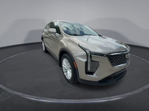 Used 2024 Cadillac XT4 Luxury FWD image 2