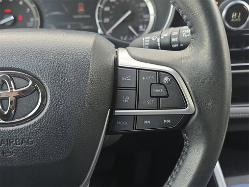 Used 2022 Toyota Highlander XLE image 23
