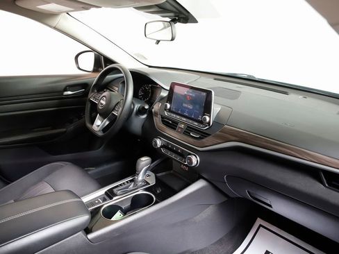 Used 2024 Nissan Altima 2.5 SV image 9