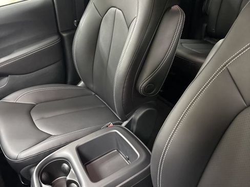 New 2026 Chrysler Pacifica Select w/ S Appearance Package FWD image 16