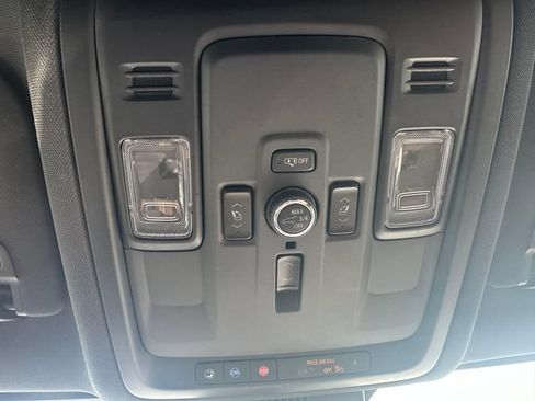 Used 2025 Chevrolet Tahoe High Country AWD/4WD image 17