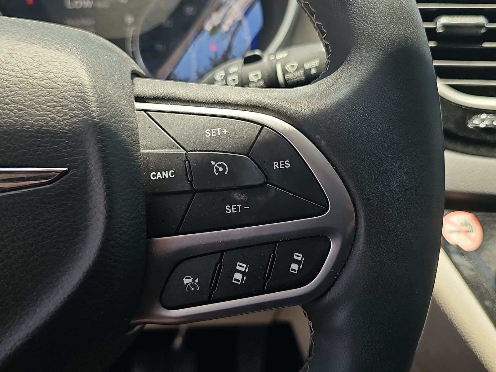 Used 2024 Chrysler Pacifica Touring-L FWD image 17