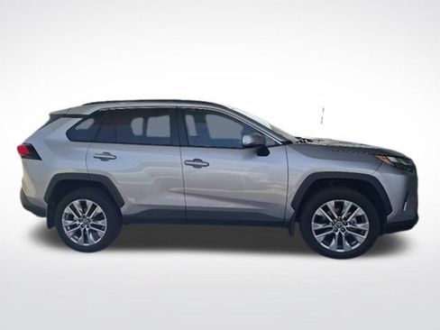 Used 2022 Toyota RAV4 XLE Premium FWD image 9