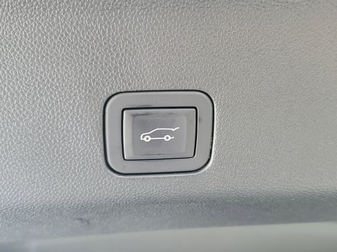 Used 2025 GMC Yukon XL Denali image 11