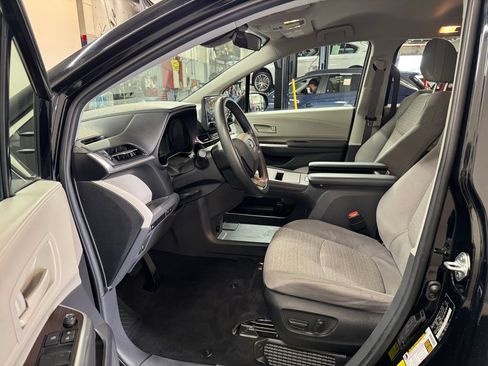 Used 2024 Toyota Sienna LE AWD/4WD image 25