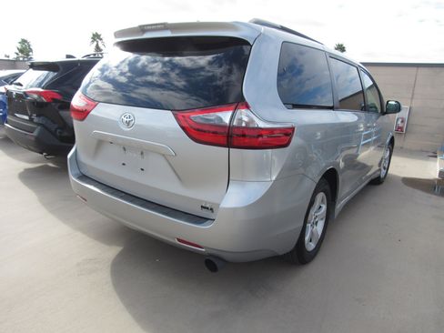 Used 2020 Toyota Sienna LE image 3