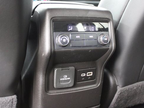 Used 2022 GMC Acadia SLT w/ LPO, Floor Liner Package FWD image 33
