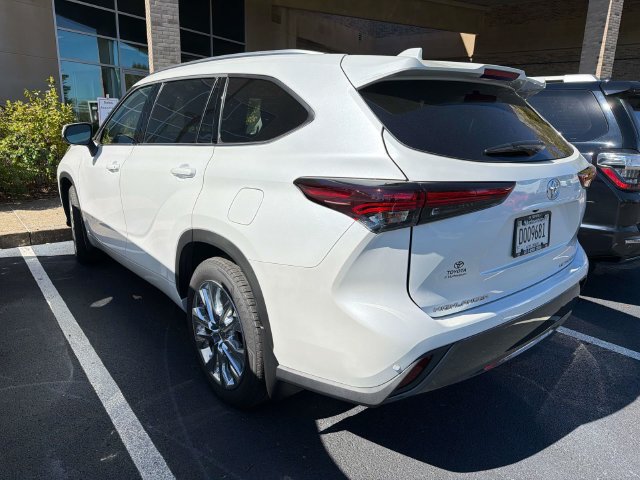 Used 2025 Toyota Highlander Limited AWD/4WD image 2