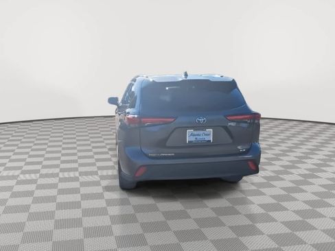 Used 2023 Toyota Highlander XLE image 7