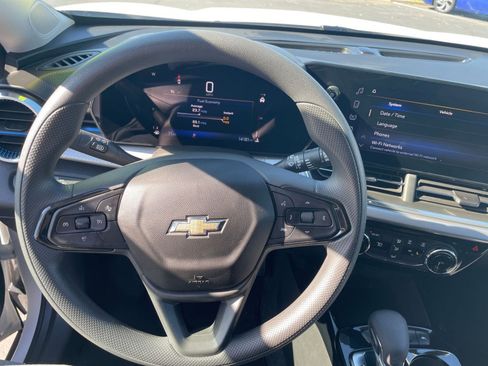 Used 2025 Chevrolet Trax LT image 25