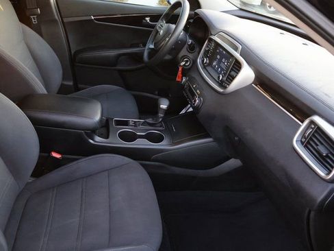 Used 2019 Kia Sorento LX image 11