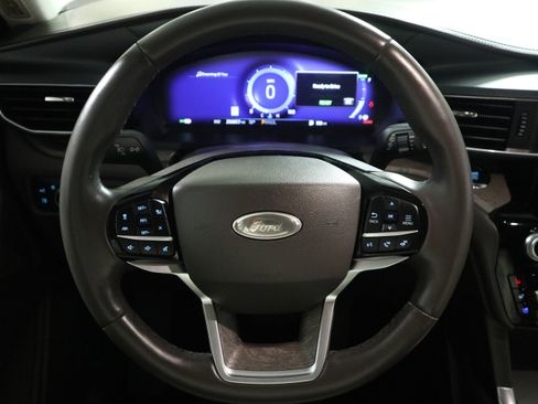 Used 2022 Ford Explorer Platinum w/ Technology Package image 18