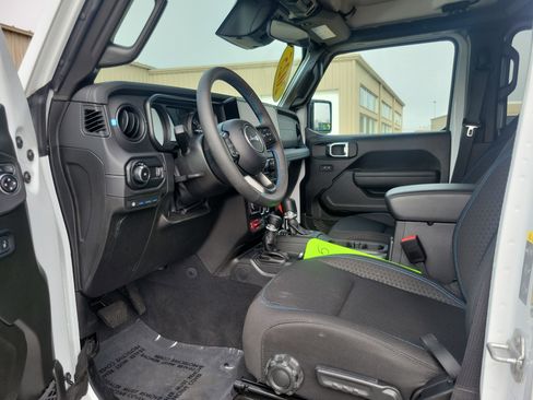 Used 2025 Jeep Wrangler Unlimited Rubicon 4xe w/ Safety Group AWD/4WD image 7