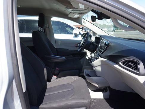 Used 2023 Chrysler Voyager LX FWD image 9