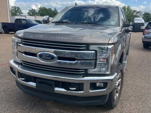 Used 2019 Ford F250 Lariat w/ Chrome Package image 4