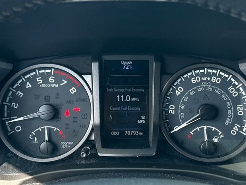 Used 2018 Toyota Tacoma TRD Sport AWD/4WD image 23