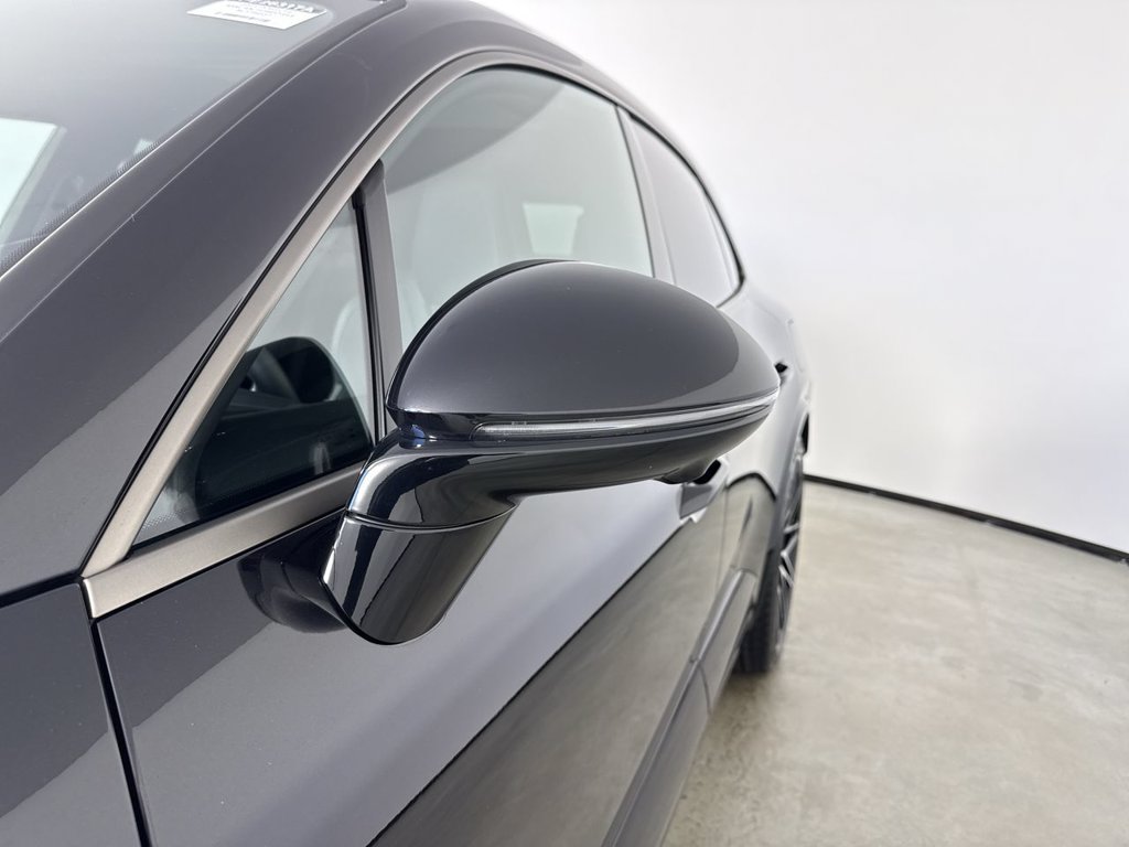 Certified 2025 Porsche Macan Turbo Electric AWD/4WD image 12