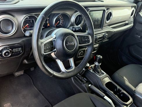 Used 2018 Jeep Wrangler Unlimited Sahara image 4