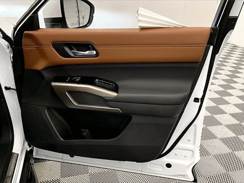 New 2025 Nissan Pathfinder Platinum w/ Lighting Package (N93) image 36