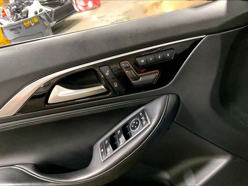 Used 2019 INFINITI QX30 LUXE w/ Navigation Package image 35