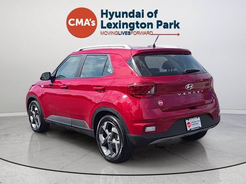 Used 2023 Hyundai Venue SEL FWD image 3
