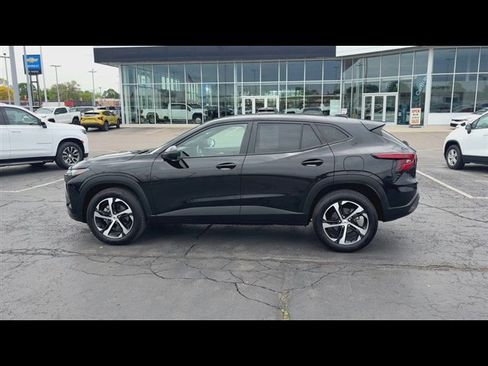 Used 2024 Chevrolet Trax RS w/ Sunroof Package FWD image 5