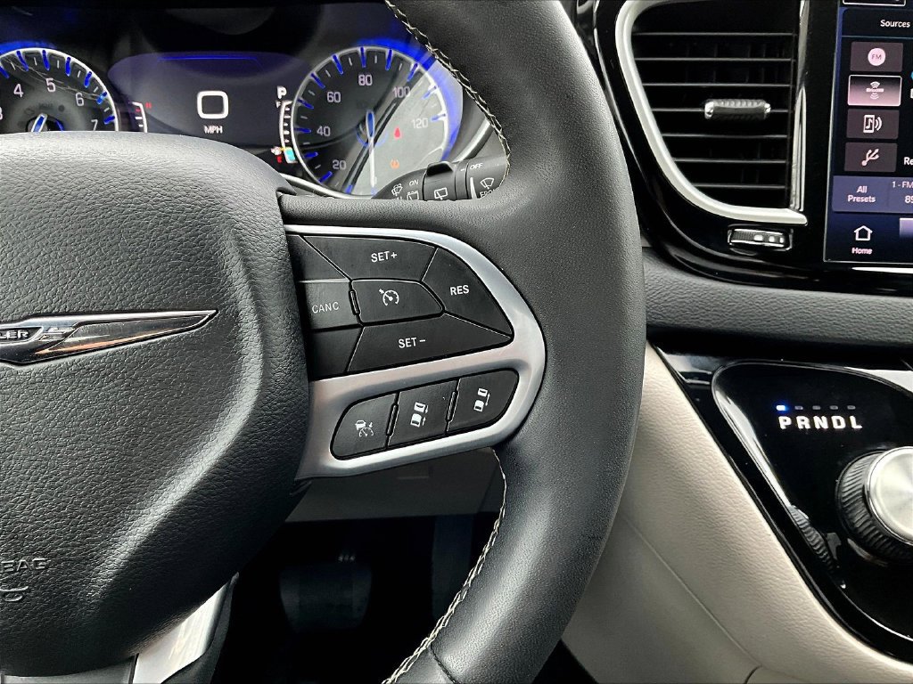 Used 2024 Chrysler Pacifica Touring-L FWD image 15