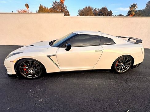 Used 2015 Nissan GT-R Premium AWD/4WD image 2