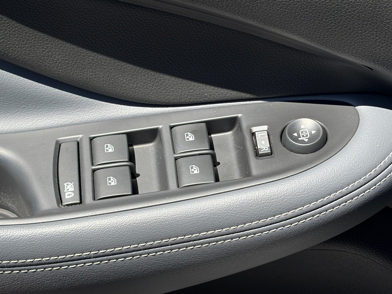 Used 2019 Buick Envision Essence w/ LPO, Active Package FWD image 16