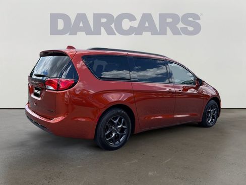 Used 2018 Chrysler Pacifica Limited w/ Advanced Safetytec Group FWD image 7