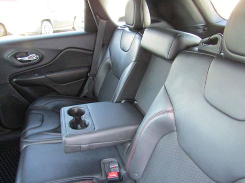 Used 2019 Jeep Cherokee Trailhawk image 30