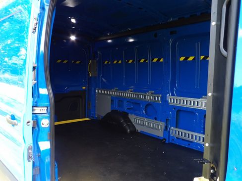 Used 2020 Ford Transit 250 Medium Roof RWD image 10