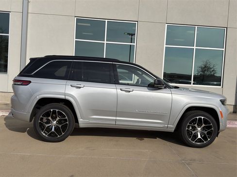 New 2025 Jeep Grand Cherokee Summit image 4