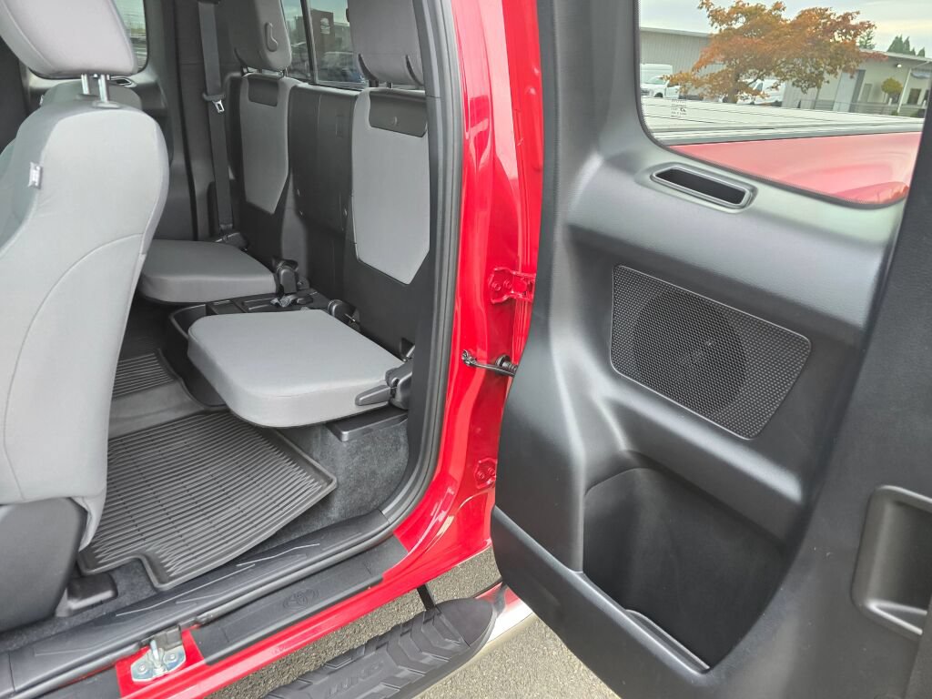 Used 2021 Toyota Tacoma SR5 AWD/4WD image 12