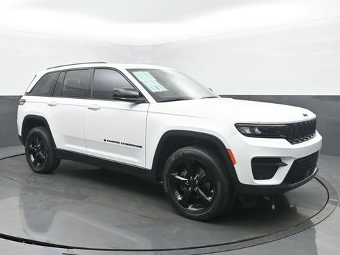 Used 2023 Jeep Grand Cherokee Altitude AWD/4WD image 7