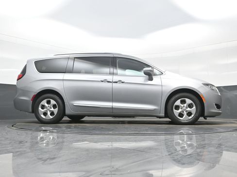 Used 2017 Chrysler Pacifica Touring-L Plus image 33