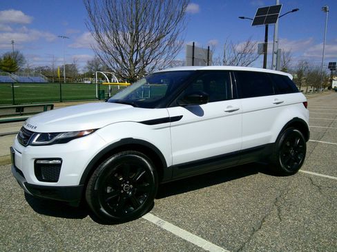 Used 2018 Land Rover Range Rover Evoque SE Premium image 21