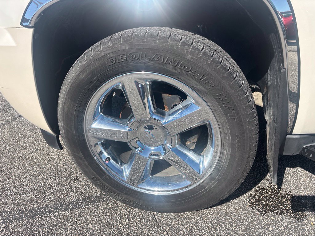 Used 2013 Chevrolet Avalanche LTZ AWD/4WD image 16