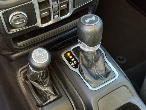 Used 2025 Jeep Wrangler Sahara image 23