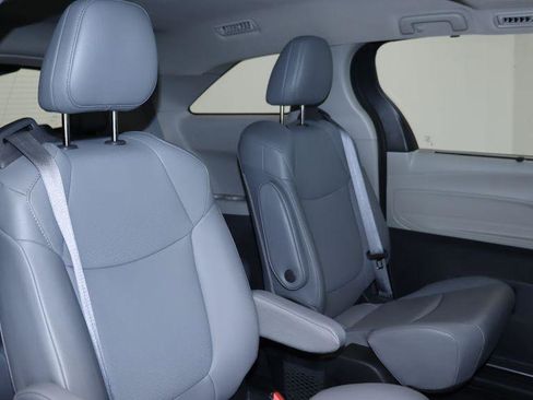 Used 2022 Toyota Sienna XLE AWD/4WD image 21