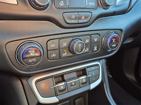 Used 2024 GMC Terrain SLT image 28