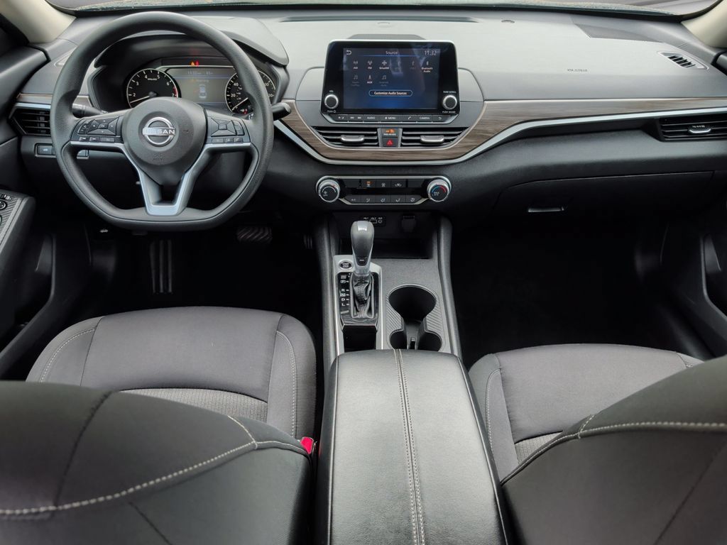 Used 2025 Nissan Altima 2.5 SV FWD image 18