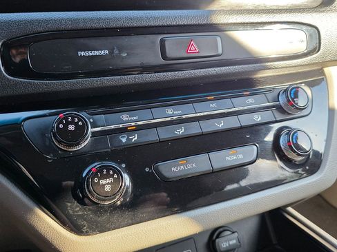 Used 2019 Kia Sedona LX image 37