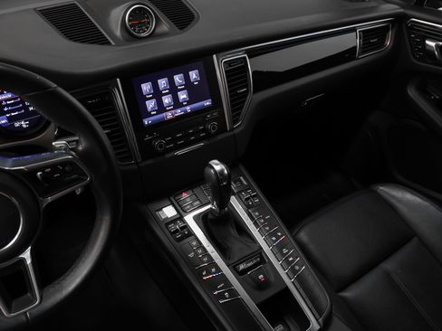 Certified 2017 Porsche Macan AWD/4WD image 29